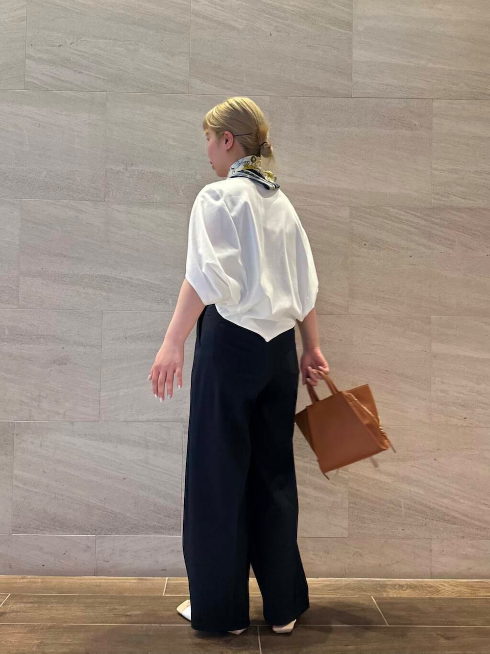 ブラウン系のショルダーバッグ、ブルー系のその他パンツ、ホワイト系のTシャツ/カットソーを着用したレディースの春コーディネートの3枚目の写真