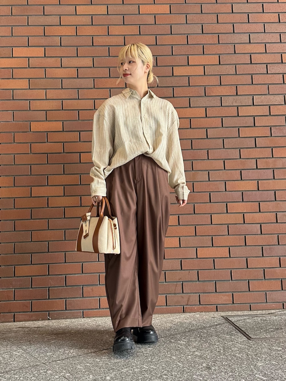 その他のシャツ/ブラウス、ブラウン系のその他パンツ、ホワイト系のハンドバッグを着用したレディースの春コーディネートの5枚目の写真