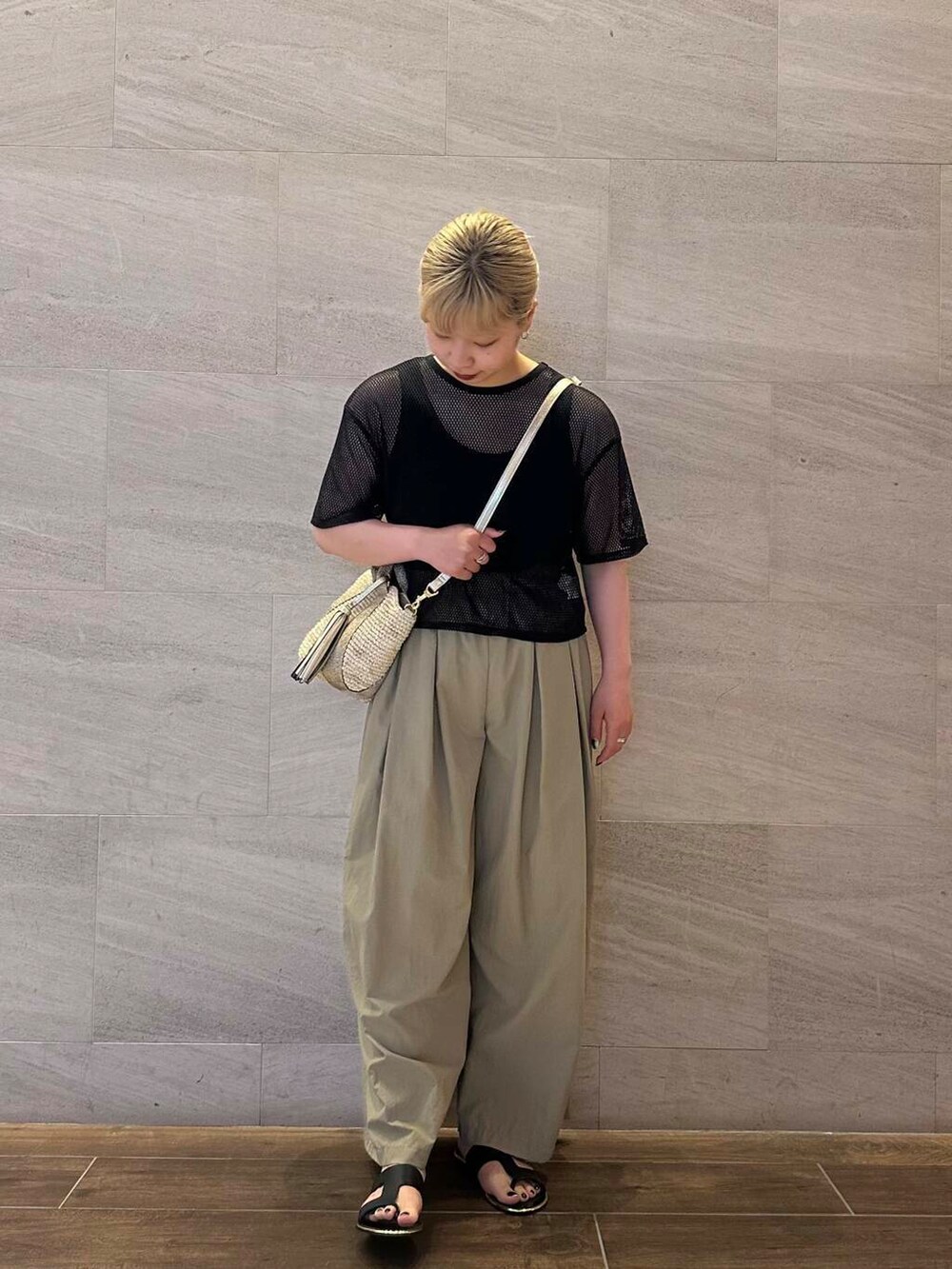 ベージュ系のかごバッグ、ベージュ系のその他パンツ、ブラック系のTシャツ/カットソーを着用したレディースの夏コーディネートの2枚目の写真