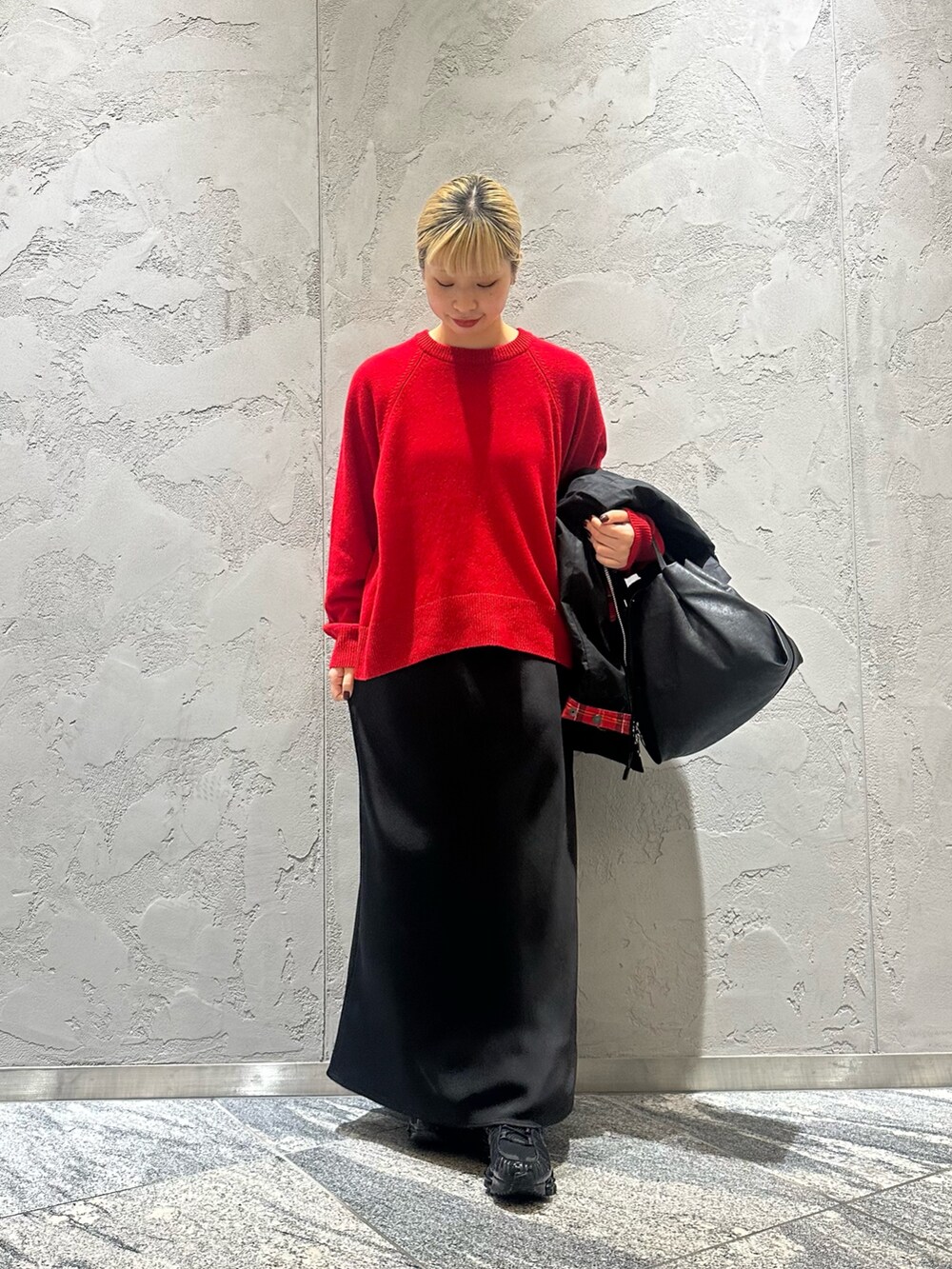 ブラック系のスカート、ブラック系のショルダーバッグ、ブラック系のテーラードジャケットを着用したレディースの冬コーディネートの2枚目の写真