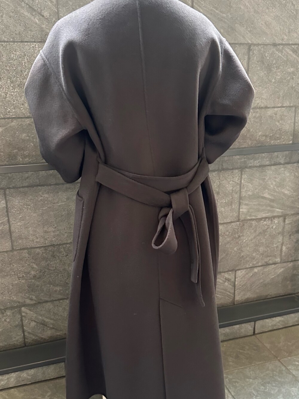 グレー系のその他アウター、ホワイト系のTシャツ/カットソー、グレー系のショルダーバッグを着用したレディースの秋コーディネートの4枚目の写真