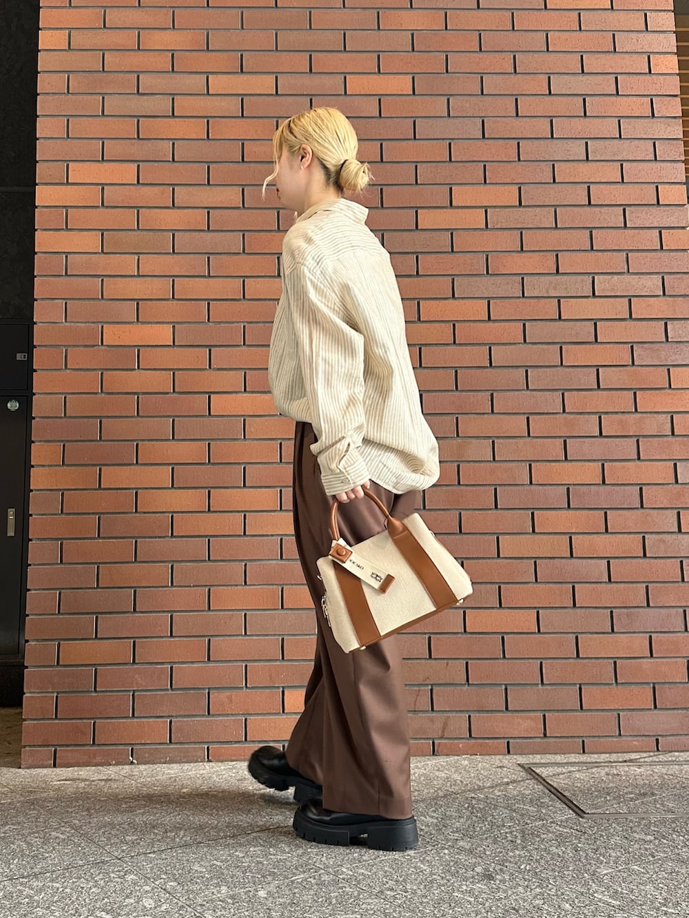 その他のシャツ/ブラウス、ブラウン系のその他パンツ、ホワイト系のハンドバッグを着用したレディースの春コーディネートの3枚目の写真