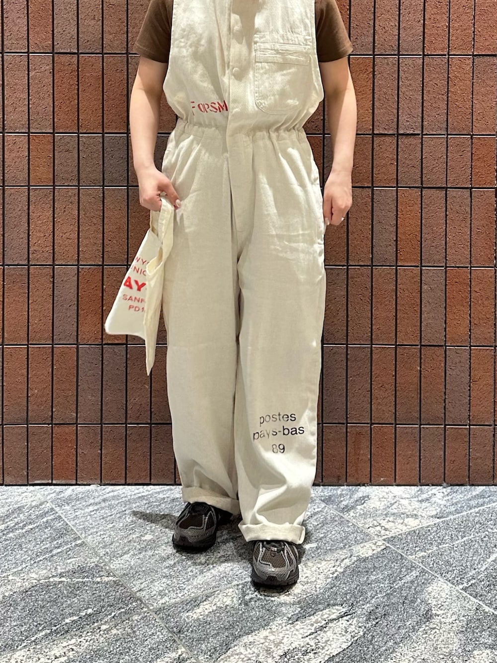 ベージュ系のその他パンツ、ブラウン系のTシャツ/カットソー、ブラウン系のスニーカーを着用したレディースの春コーディネートの5枚目の写真