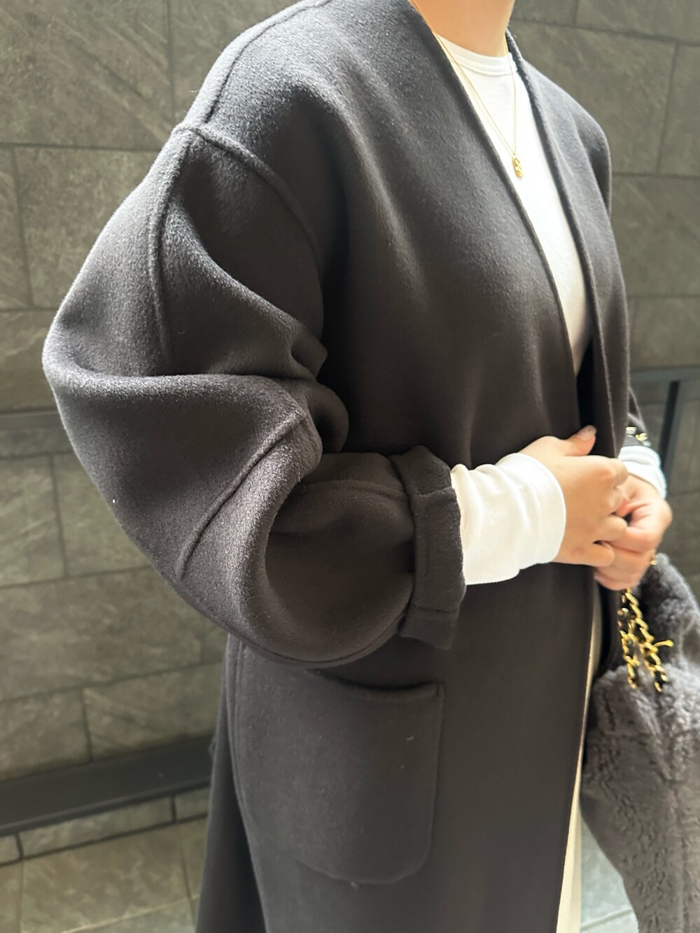 グレー系のその他アウター、ホワイト系のTシャツ/カットソー、グレー系のショルダーバッグを着用したレディースの秋コーディネートの5枚目の写真