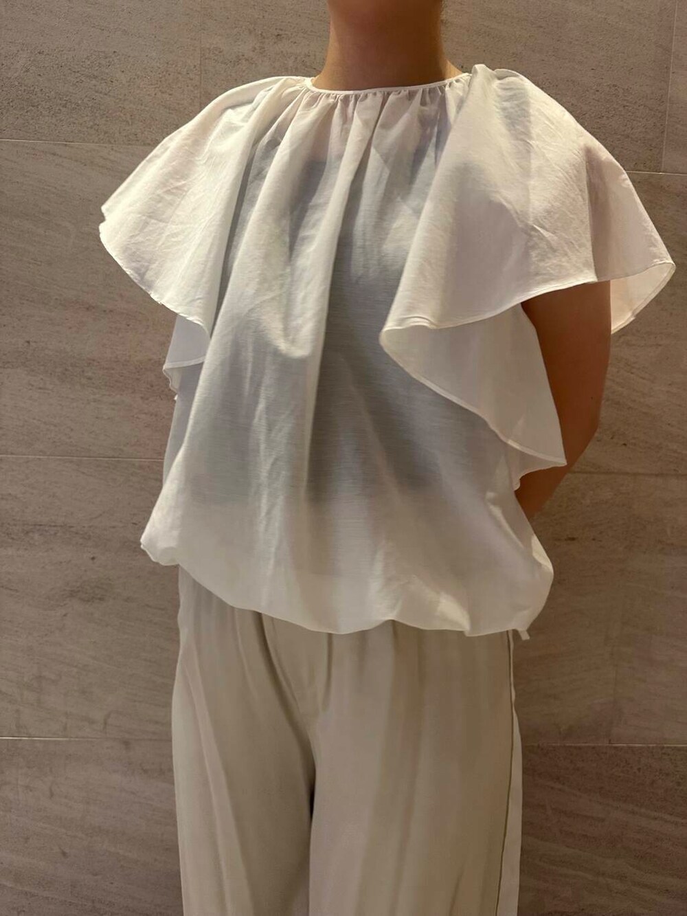 ベージュ系のかごバッグ、ベージュ系のその他パンツ、ホワイト系のシャツ/ブラウスを着用したレディースの春コーディネートの4枚目の写真