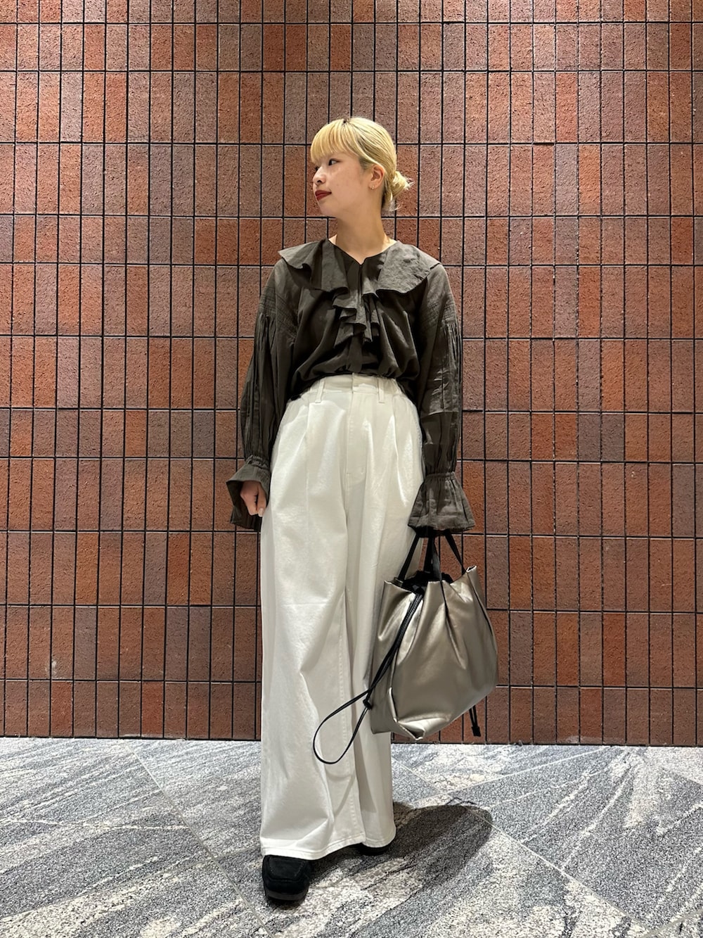 ブラウン系のシャツ/ブラウス、ホワイト系のデニムパンツ、シルバー系のショルダーバッグを着用したレディースの春コーディネートの3枚目の写真