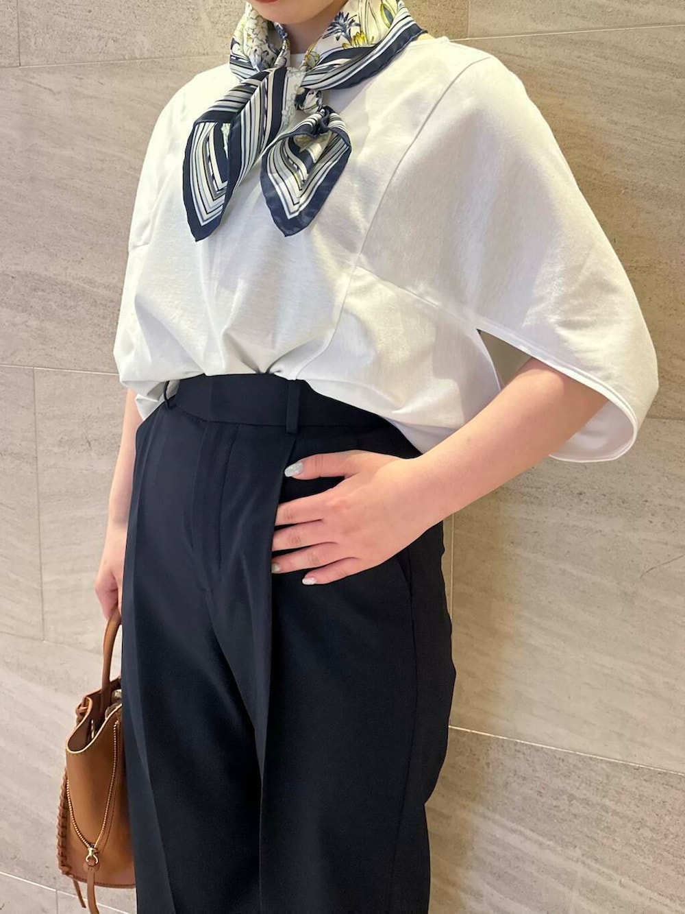 ブラウン系のショルダーバッグ、ブルー系のその他パンツ、ホワイト系のTシャツ/カットソーを着用したレディースの春コーディネートの5枚目の写真