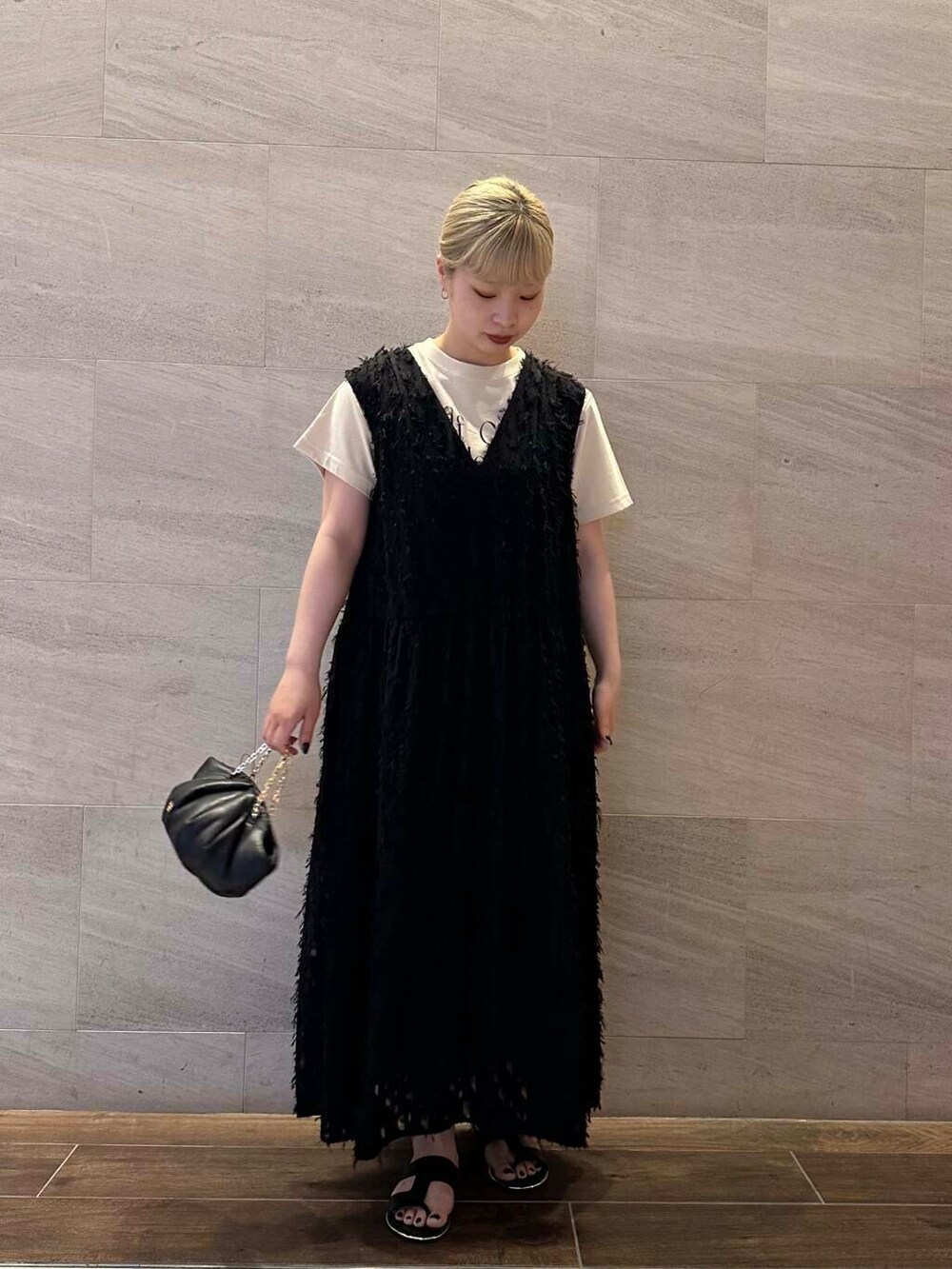 ベージュ系のTシャツ/カットソー、ブラック系のワンピースを着用したレディースの夏コーディネートの3枚目の写真