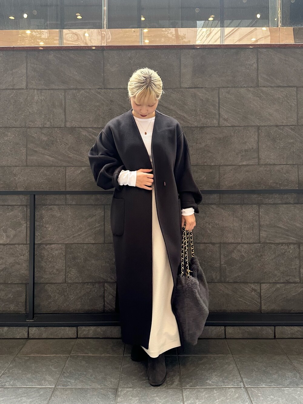 グレー系のその他アウター、ホワイト系のTシャツ/カットソー、グレー系のショルダーバッグを着用したレディースの秋コーディネートの3枚目の写真