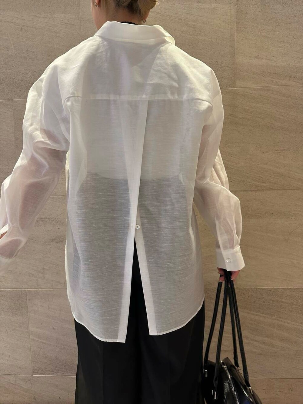 ブラック系のその他パンツ、ホワイト系のシャツ/ブラウス、ブラック系のボストンバッグを着用したレディースの春コーディネートの7枚目の写真