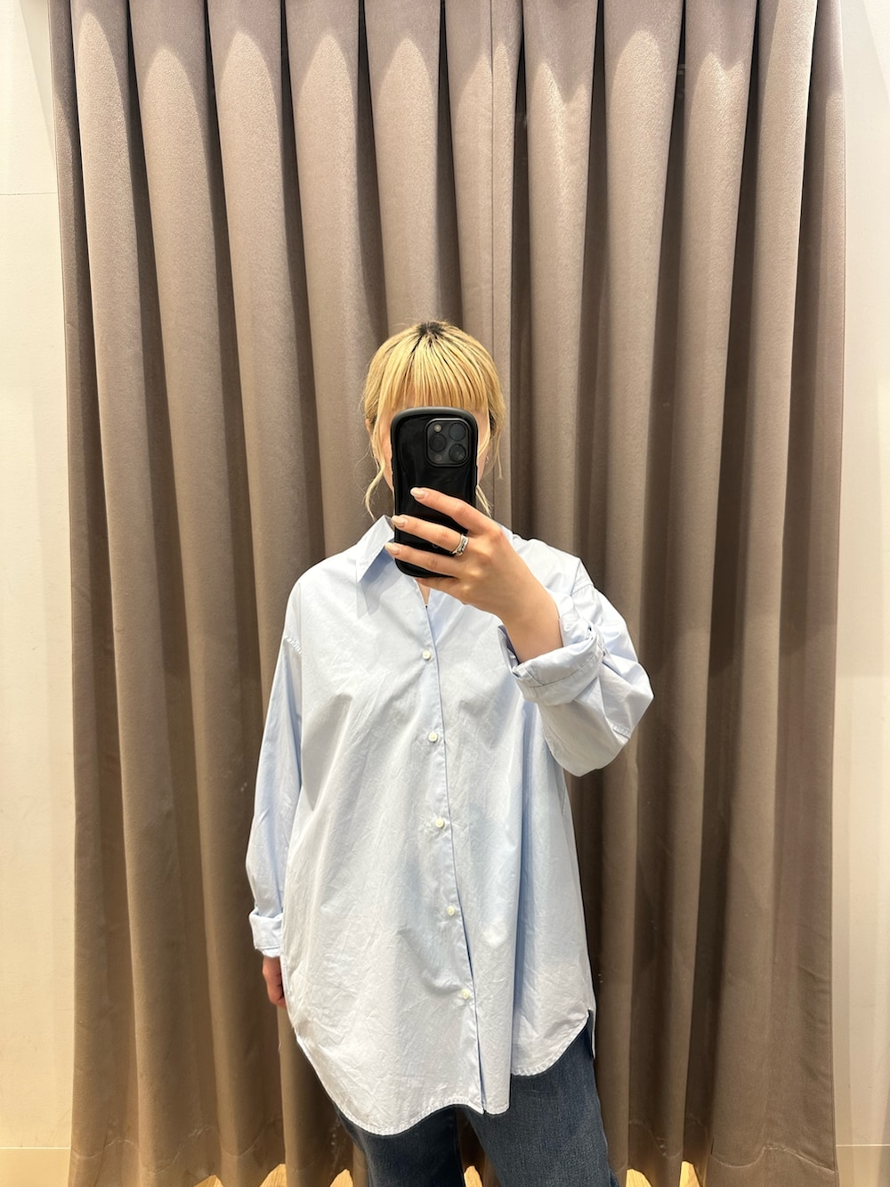 ブルー系のシャツ/ブラウス、ブルー系のデニムパンツ、ホワイト系のハンドバッグを着用したレディースの春コーディネートの4枚目の写真