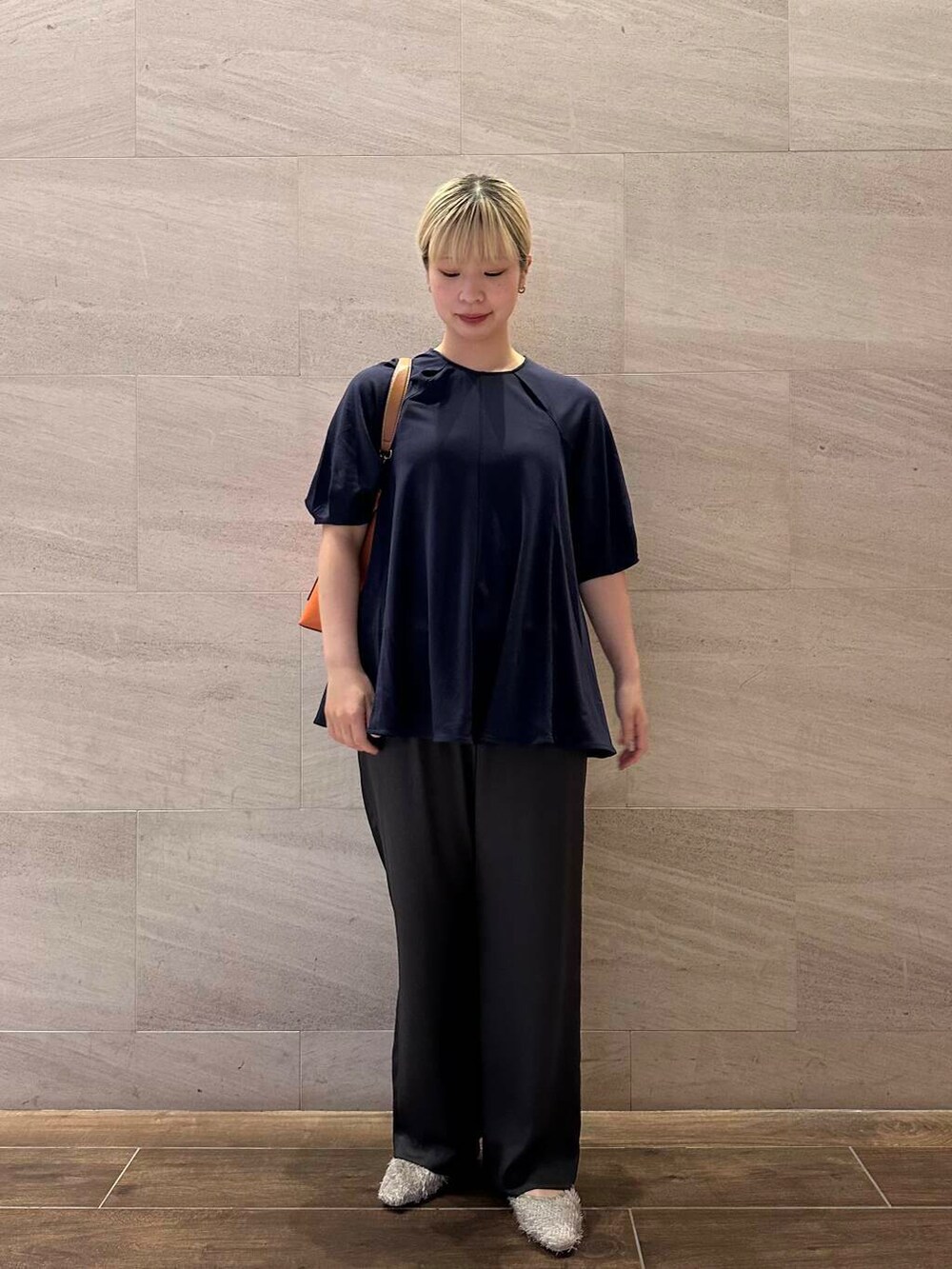 ブルー系のTシャツ/カットソー、ベージュ系のその他シューズを着用したレディースの夏コーディネートの2枚目の写真