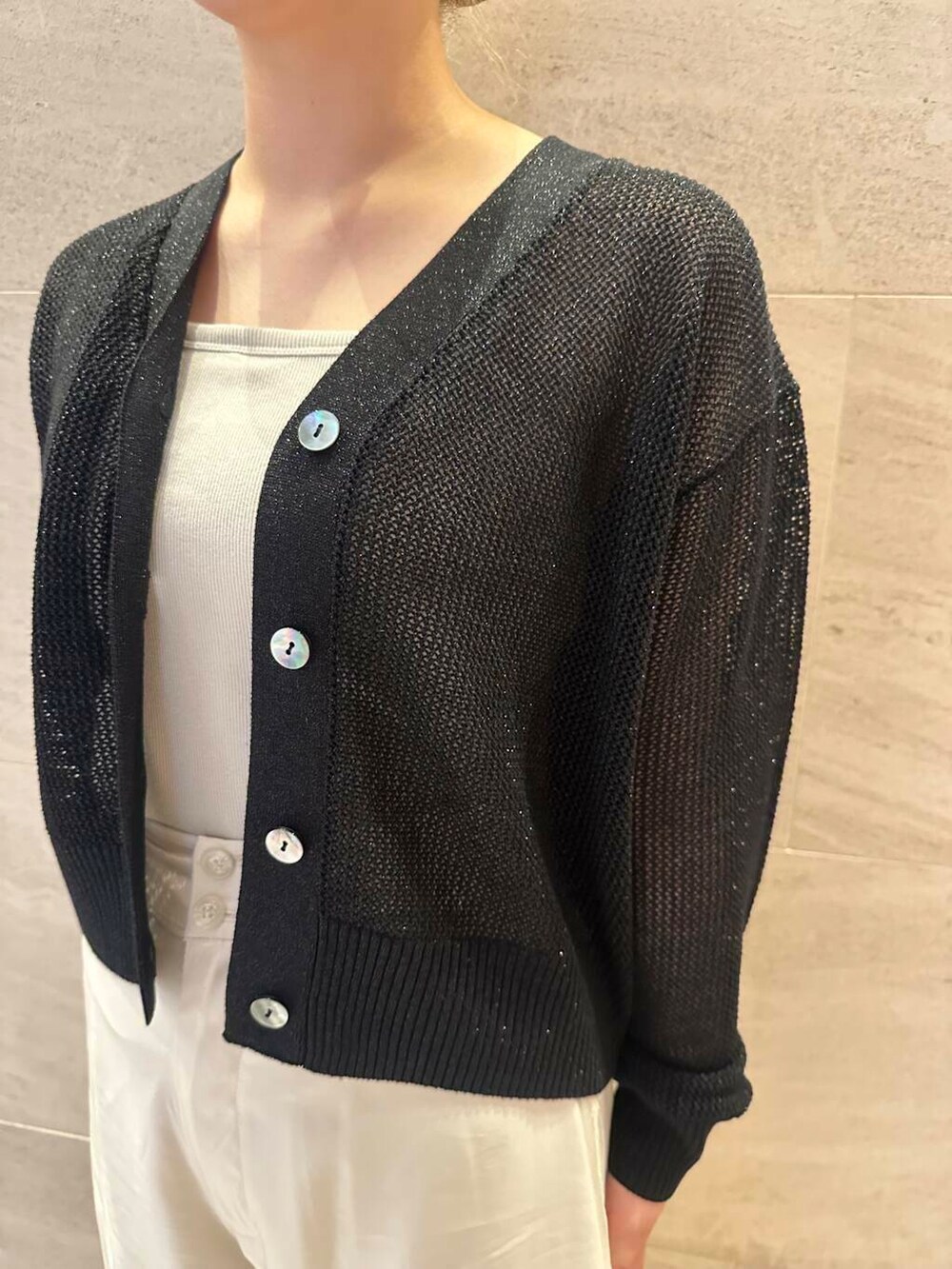 ホワイト系のその他パンツ、ベージュ系のタンクトップ、ブラック系のカーディガン/ボレロを着用したレディースの春コーディネートの4枚目の写真