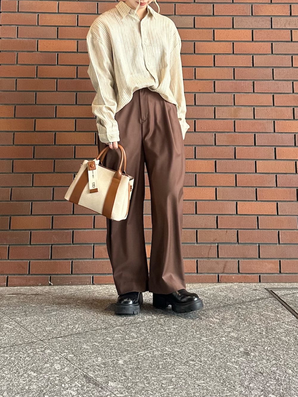 その他のシャツ/ブラウス、ブラウン系のその他パンツ、ホワイト系のハンドバッグを着用したレディースの春コーディネートの2枚目の写真