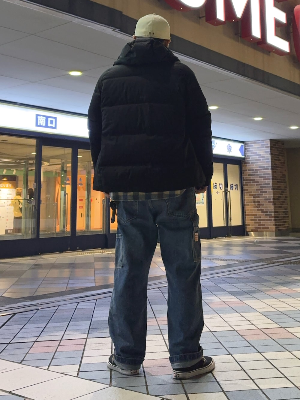 ブルー系のデニムパンツ、ブラック系のスニーカー、その他のシャツ/ブラウスを着用したメンズの冬コーディネートの3枚目の写真