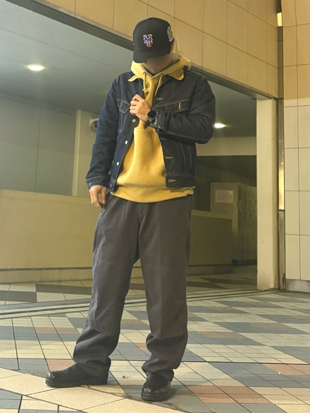 ブラック系のブーツ、パープル系のその他パンツ、ブルー系のデニムジャケットを着用したメンズの冬コーディネートの2枚目の写真