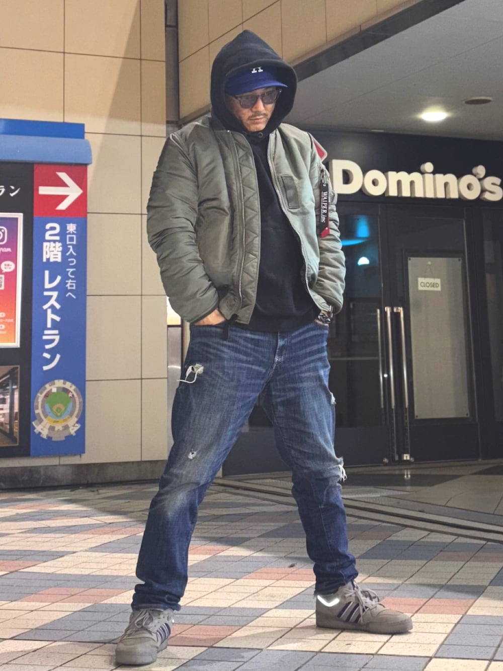 その他のMA-1、ブラック系のパーカー、ブルー系のデニムパンツを着用したメンズの冬コーディネートの4枚目の写真