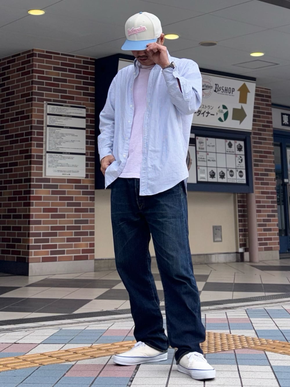 その他のシャツ/ブラウス、ピンク系のTシャツ/カットソー、ホワイト系のスニーカーを着用したメンズの春コーディネートの2枚目の写真