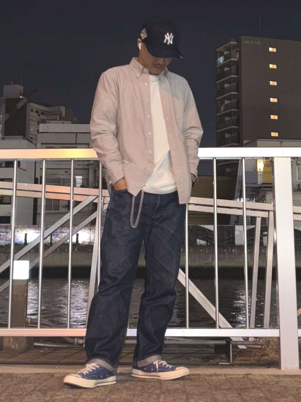 グレー系のシャツ/ブラウス、ブルー系のデニムパンツ、ブルー系のスニーカーを着用したメンズの春コーディネートの2枚目の写真