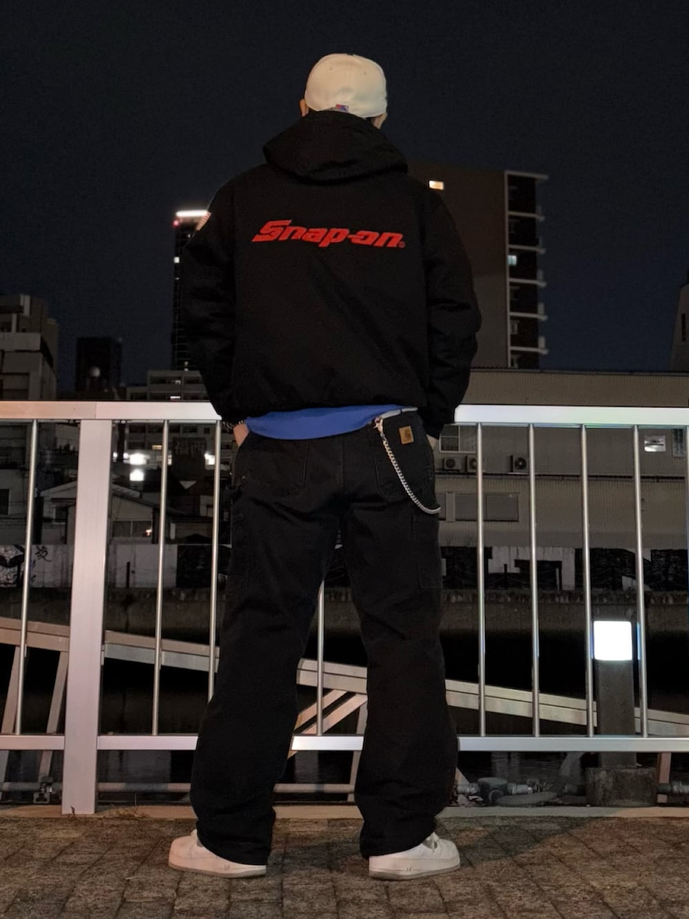 ブラック系のその他パンツ、ブルー系のスウェット、ブラック系のその他アウターを着用したメンズの冬コーディネートの2枚目の写真