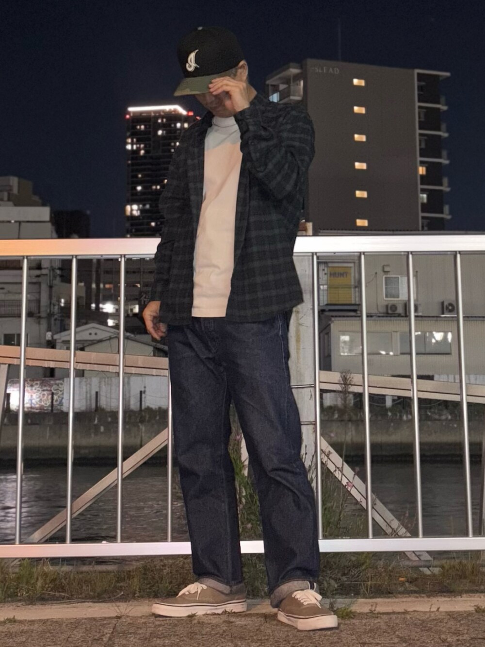 その他のシャツ/ブラウス、ホワイト系のTシャツ/カットソー、ブルー系のデニムパンツを着用したメンズの春コーディネートの2枚目の写真