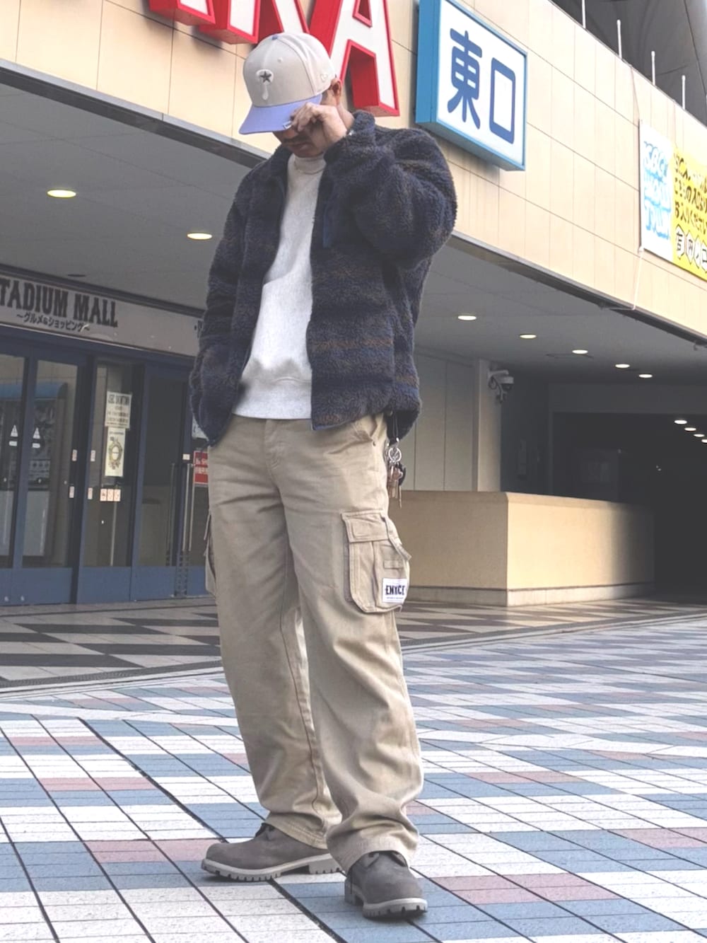 ブルー系のその他アウター、ベージュ系のカーゴパンツ、グレー系のブーツを着用したメンズの冬コーディネートの3枚目の写真