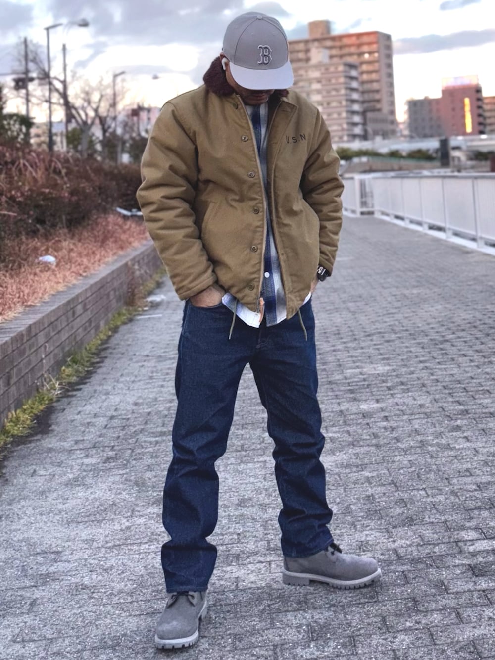 ブルー系のシャツ/ブラウス、その他のミリタリージャケット、ブルー系のデニムパンツを着用したメンズの冬コーディネートの2枚目の写真