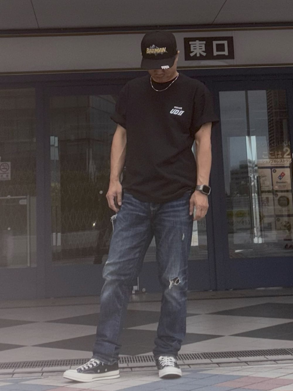 ブラック系のTシャツ/カットソー、ブルー系のデニムパンツ、ブラック系のスニーカーを着用したメンズの夏コーディネートの3枚目の写真