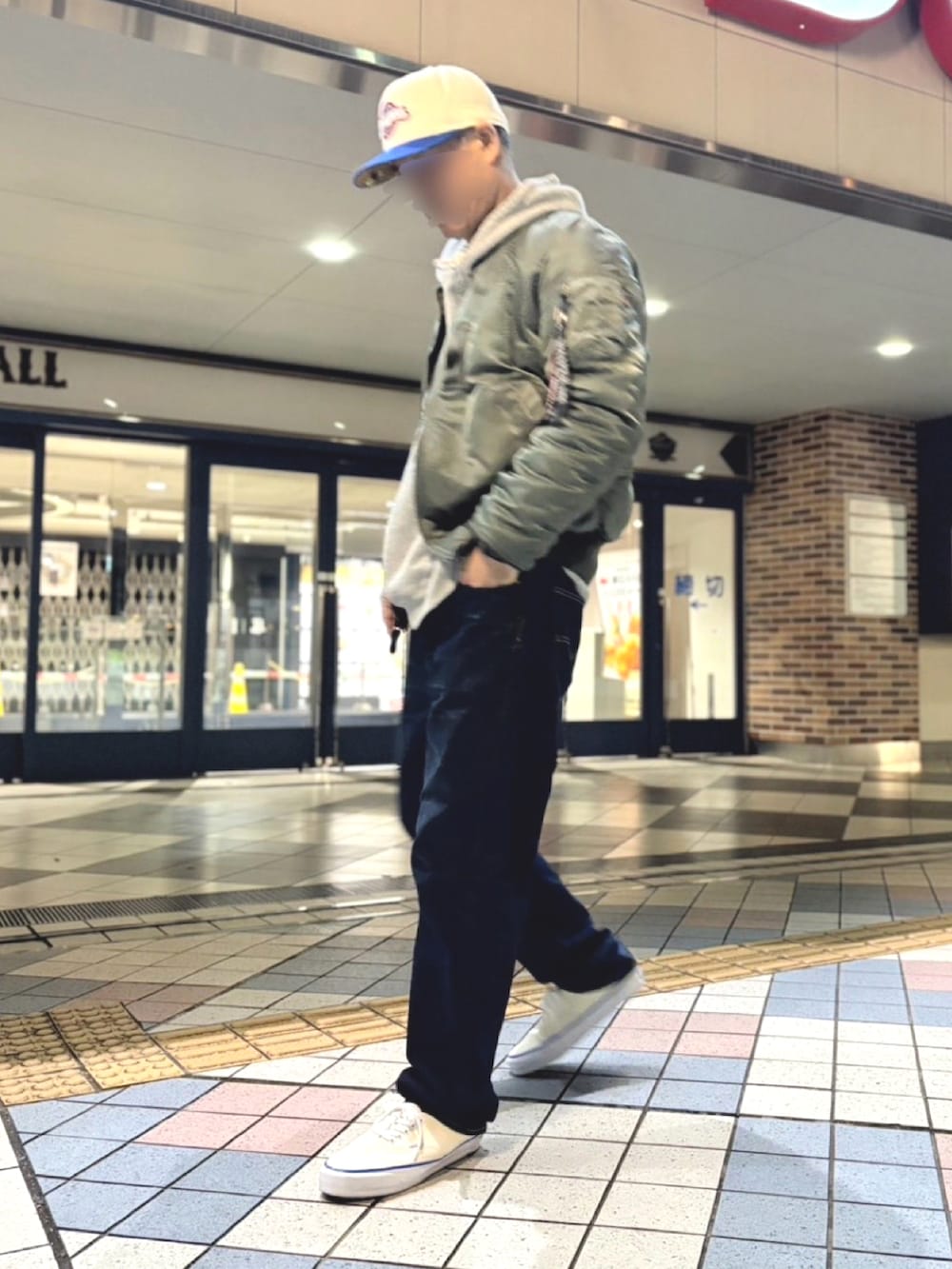 その他のMA-1、グレー系のパーカー、ブルー系のデニムパンツを着用したメンズの冬コーディネートの3枚目の写真