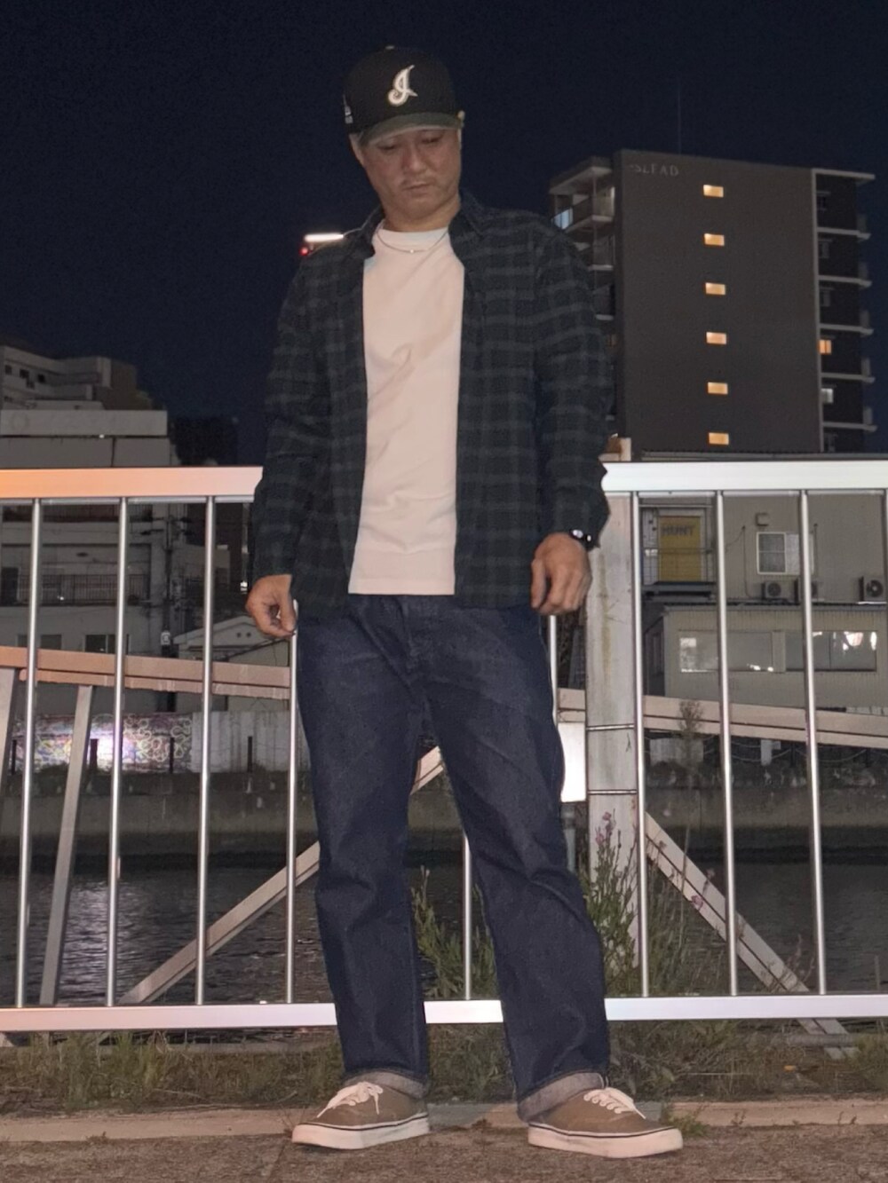 その他のシャツ/ブラウス、ホワイト系のTシャツ/カットソー、ブルー系のデニムパンツを着用したメンズの春コーディネートの3枚目の写真