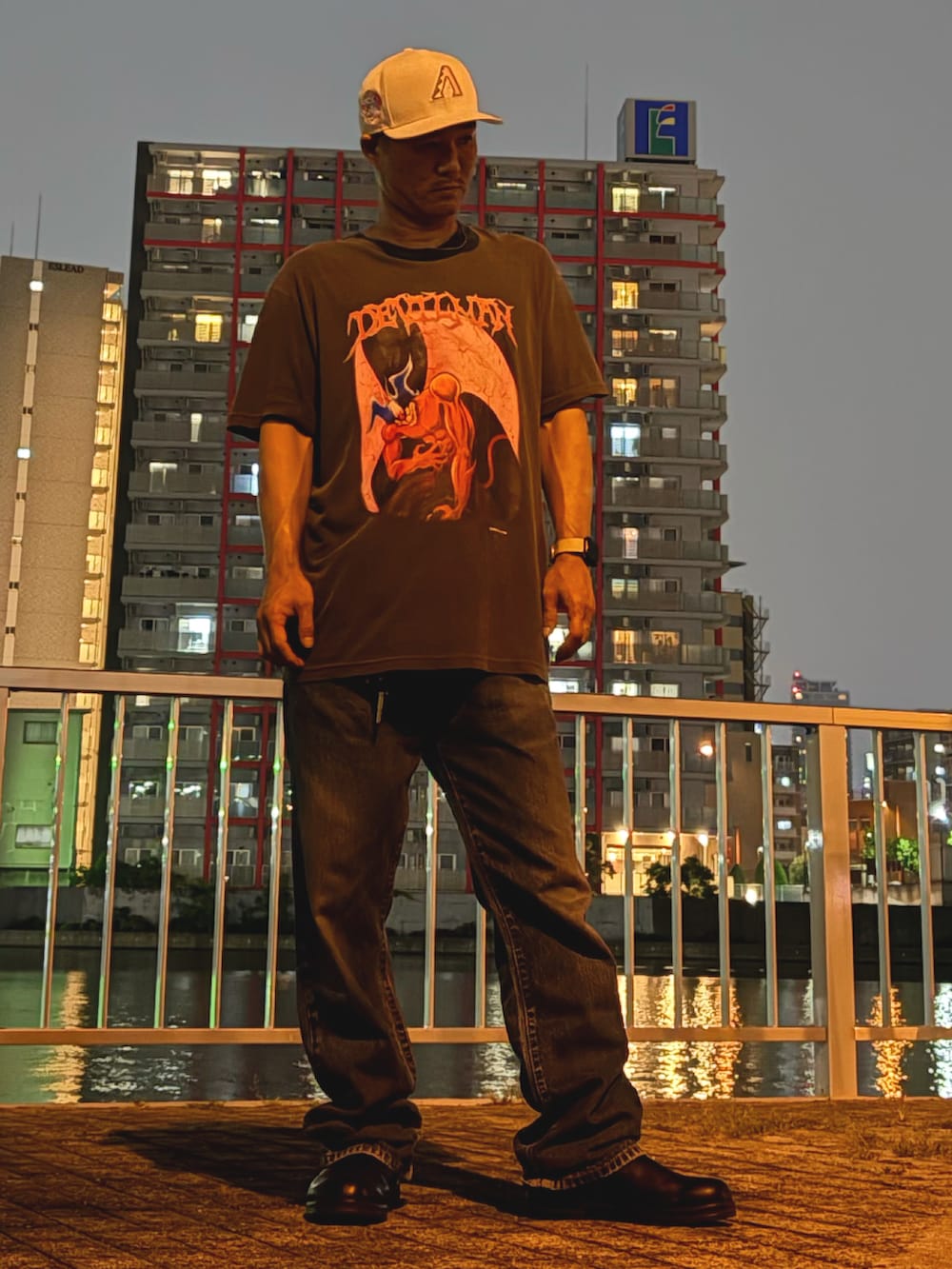 ブラック系のブーツ、ブラック系のTシャツ/カットソー、ブルー系のデニムパンツを着用したメンズの夏コーディネートの2枚目の写真