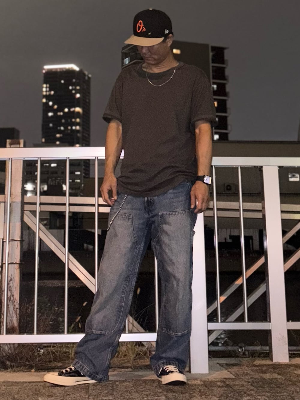 ブルー系のデニムパンツ、グレー系のTシャツ/カットソー、ブラック系のスニーカーを着用したメンズの夏コーディネートの2枚目の写真