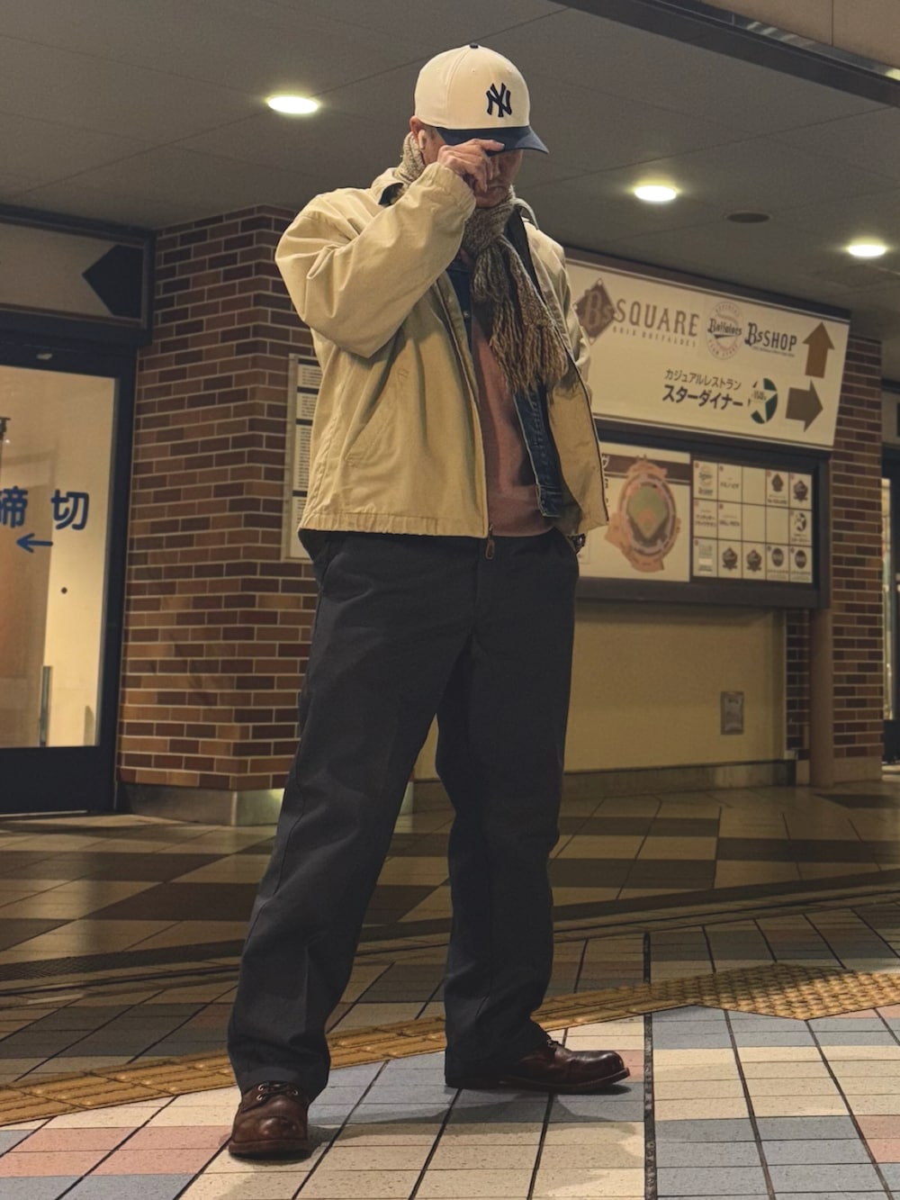 ベージュ系のジャケット/アウター、ブルー系のデニムジャケット、グレー系のチノパンツを着用したメンズの冬コーディネートの2枚目の写真