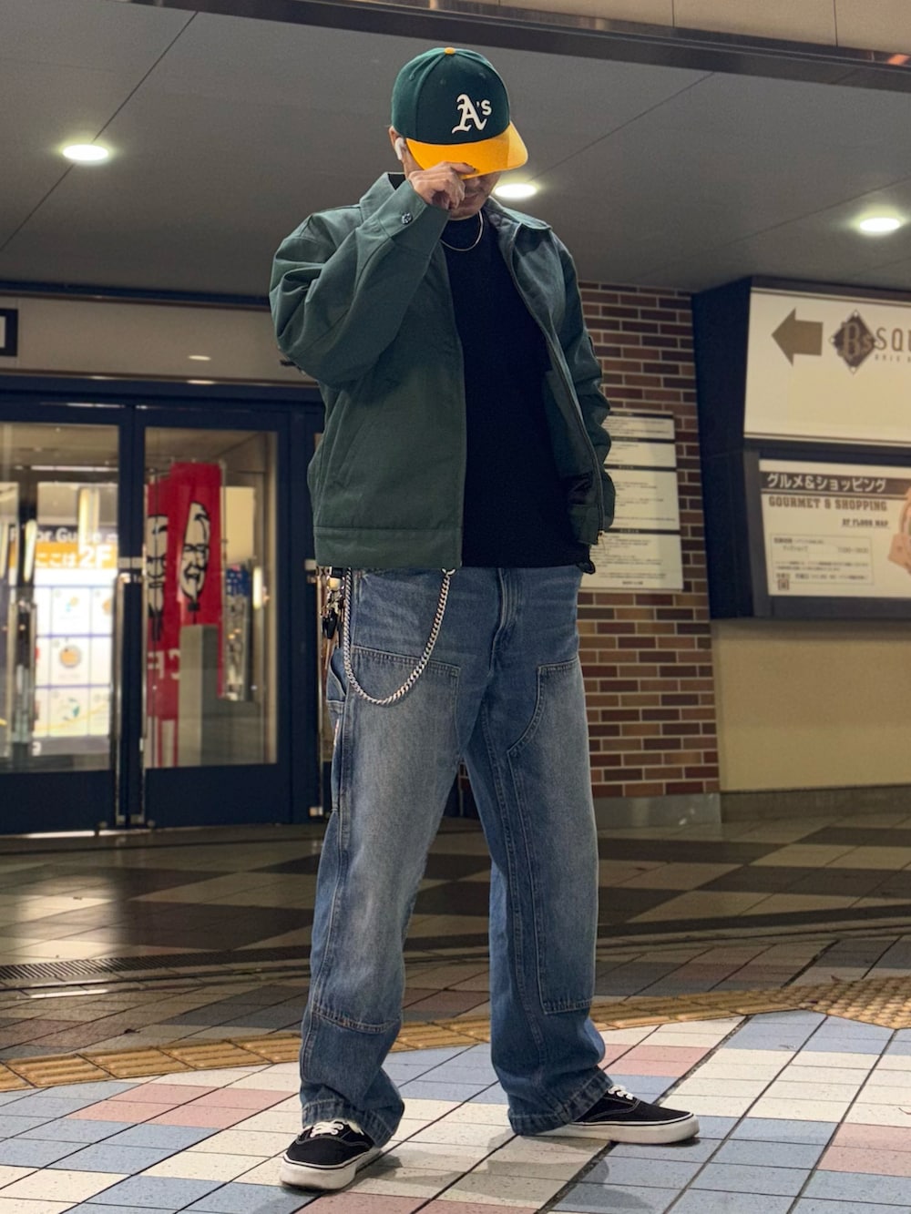 グリーン系のその他アウター、ブルー系のデニムパンツ、ブラック系のTシャツ/カットソーを着用したメンズの春コーディネートの2枚目の写真