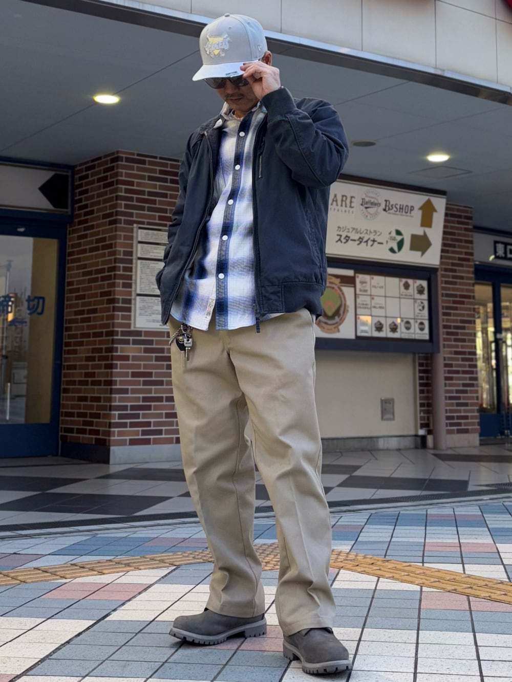 ブルー系のその他アウター、ブルー系のシャツ/ブラウス、ベージュ系のチノパンツを着用したメンズの春コーディネートの2枚目の写真