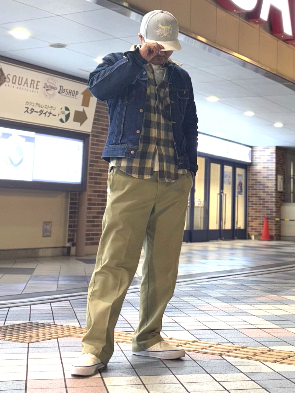 ブルー系のデニムジャケット、その他のシャツ/ブラウス、ベージュ系のチノパンツを着用したメンズの春コーディネートの2枚目の写真