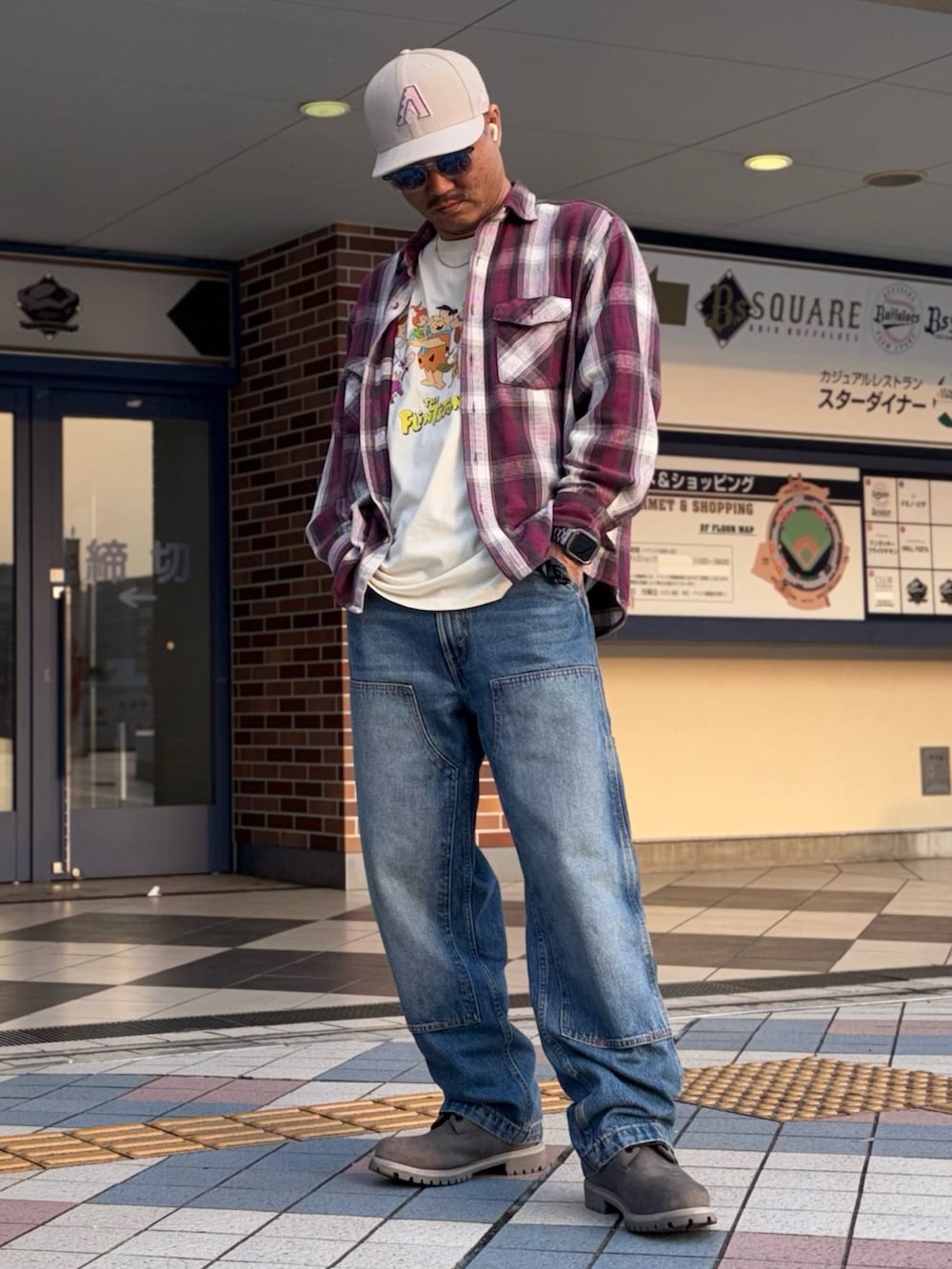 その他のシャツ/ブラウス、ブルー系のデニムパンツ、グレー系のブーツを着用したメンズの春コーディネートの2枚目の写真