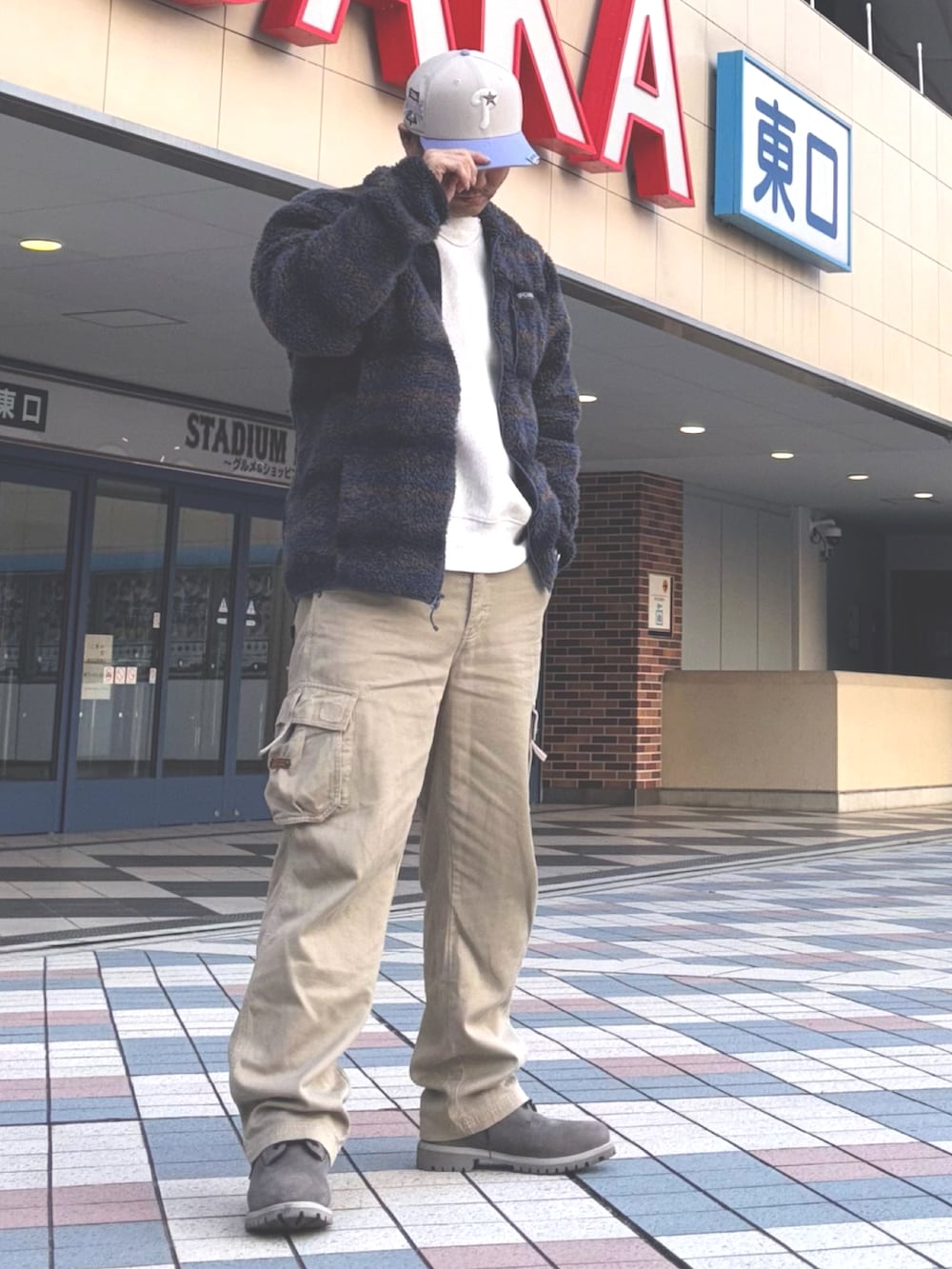 ブルー系のその他アウター、ベージュ系のカーゴパンツ、グレー系のブーツを着用したメンズの冬コーディネートの2枚目の写真