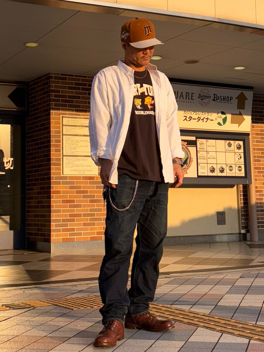 ホワイト系のシャツ/ブラウス、グレー系のTシャツ/カットソー、ブルー系のデニムパンツを着用したメンズの春コーディネートの2枚目の写真