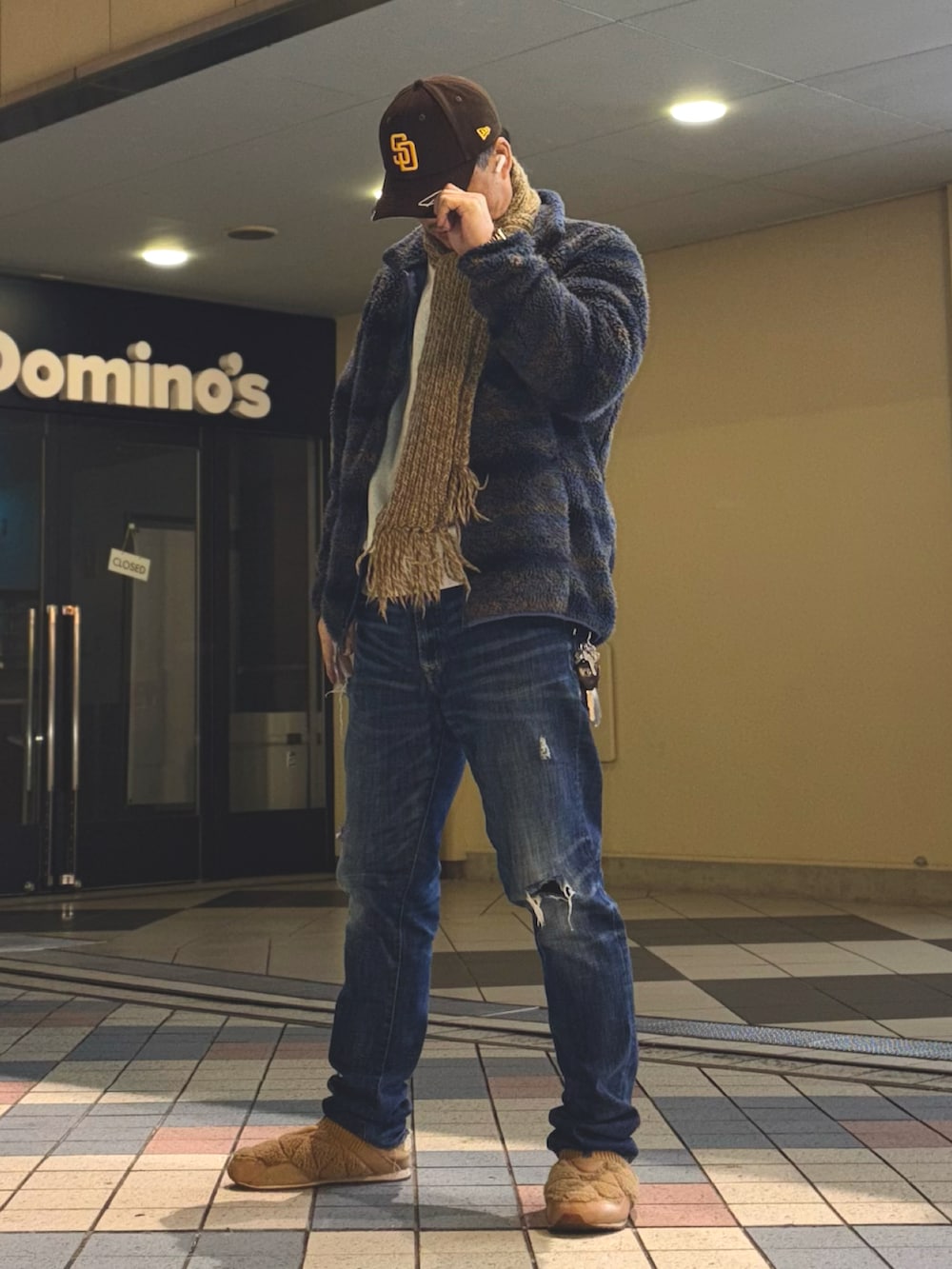 ブルー系のその他アウター、ホワイト系のスウェット、ブルー系のデニムパンツを着用したメンズの冬コーディネートの2枚目の写真