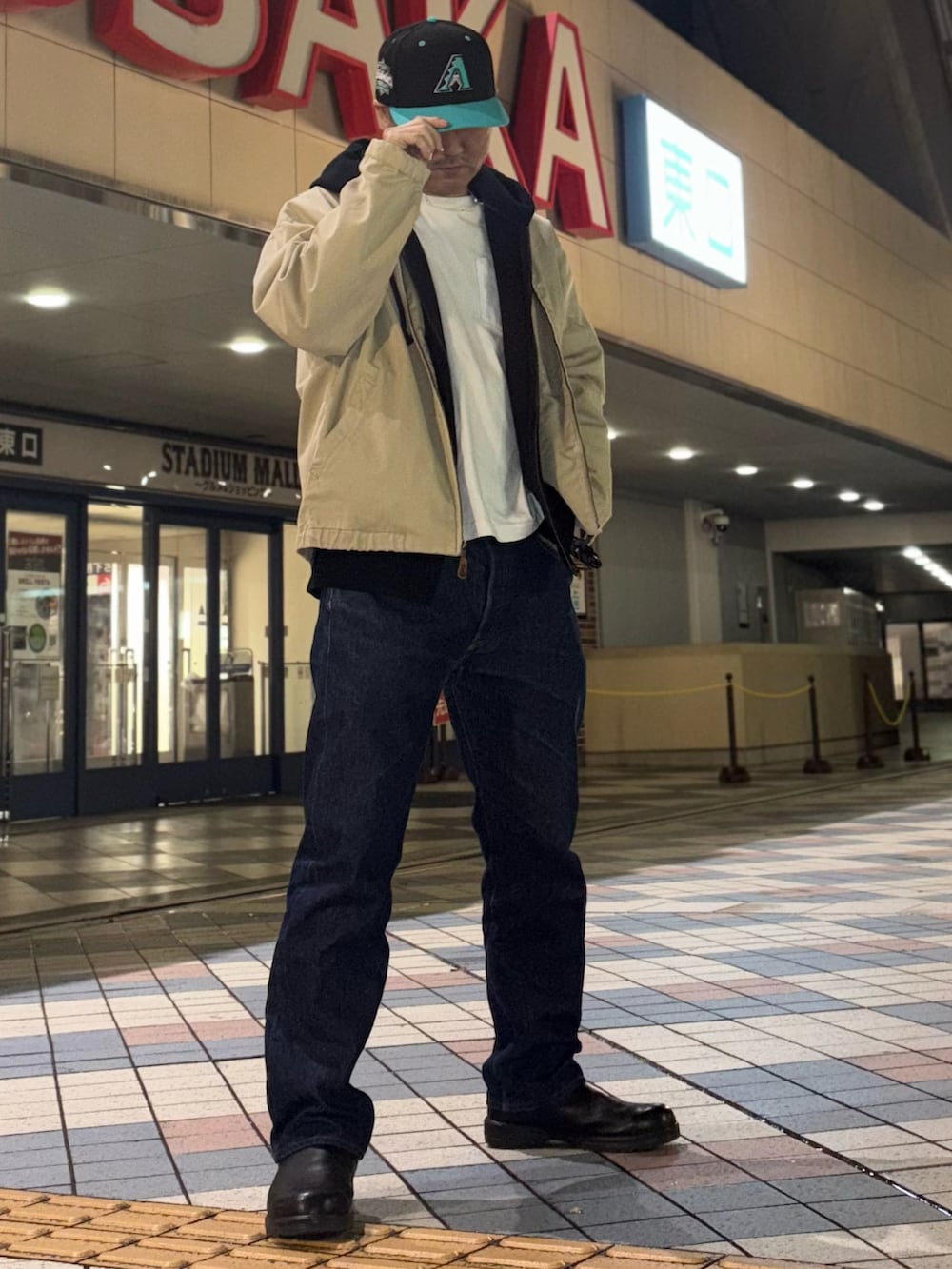 ベージュ系のジャケット/アウター、ブラック系のパーカー、ホワイト系のTシャツ/カットソーを着用したメンズの春コーディネートの2枚目の写真