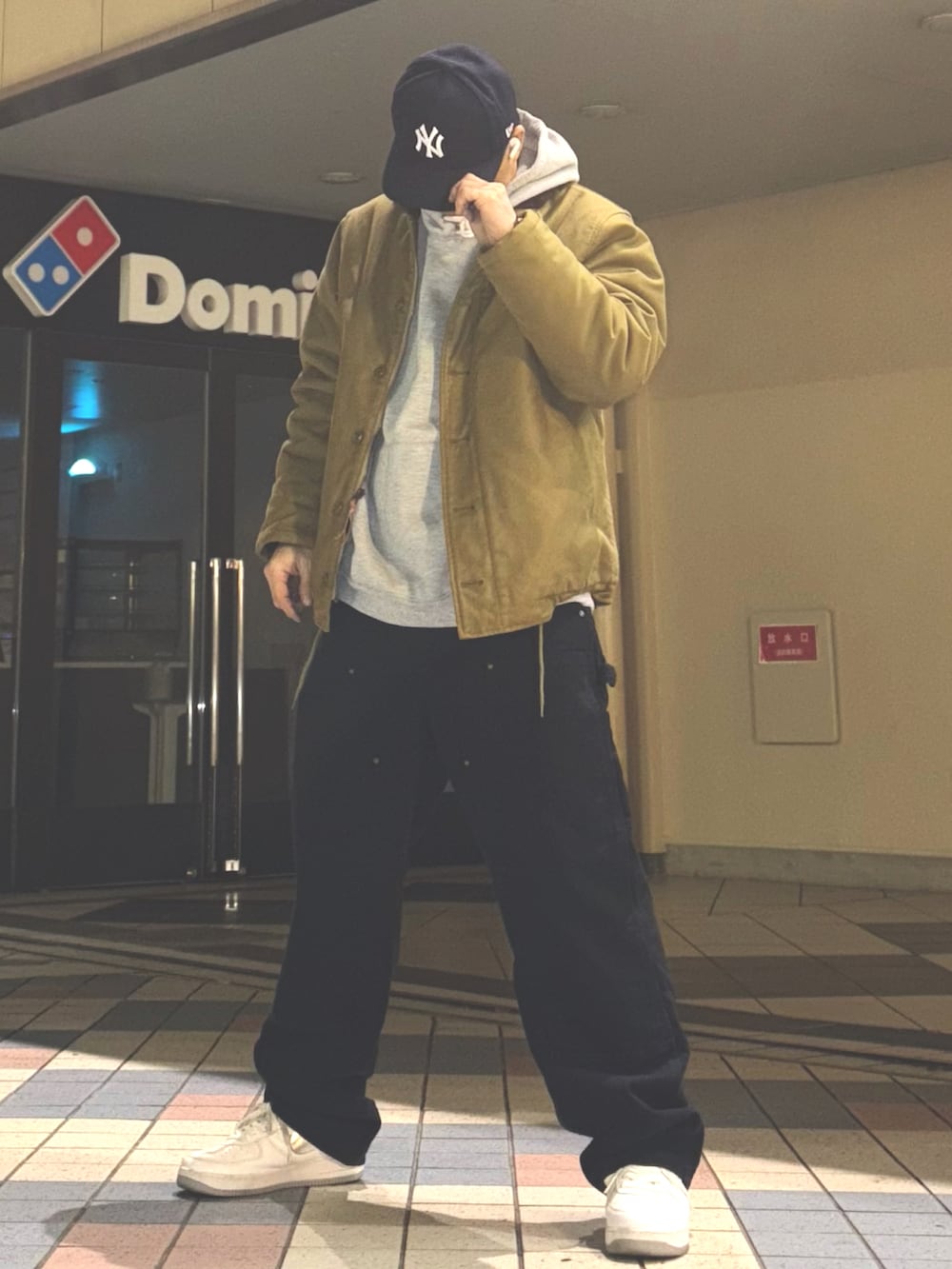 その他のミリタリージャケット、グレー系のパーカー、ブラック系のその他パンツを着用したメンズの冬コーディネートの3枚目の写真