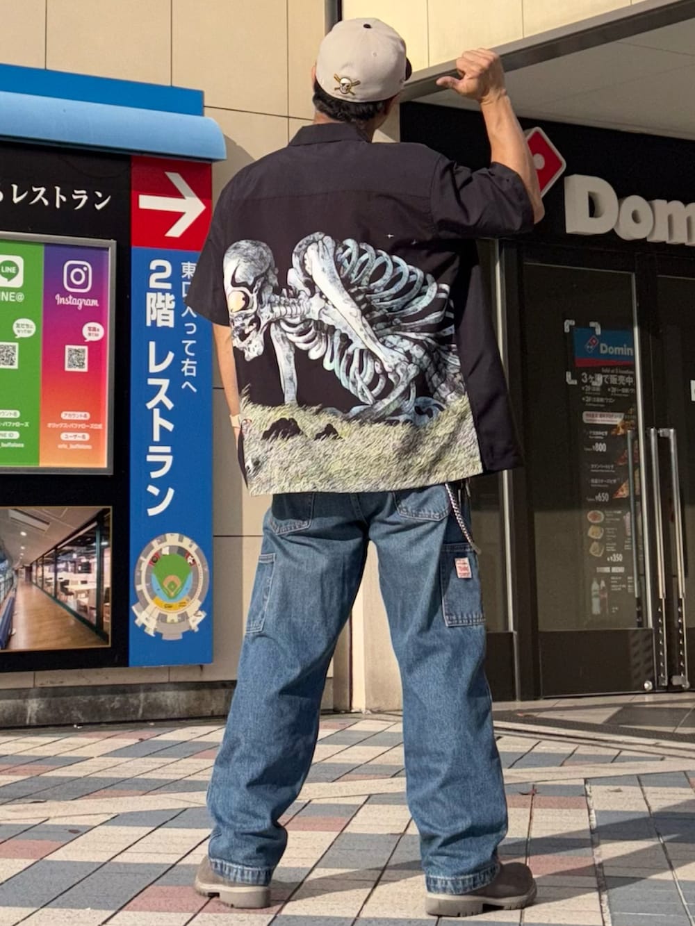 ブラック系のシャツ/ブラウス、ホワイト系のTシャツ/カットソー、ブルー系のデニムパンツを着用したメンズの夏コーディネートの2枚目の写真
