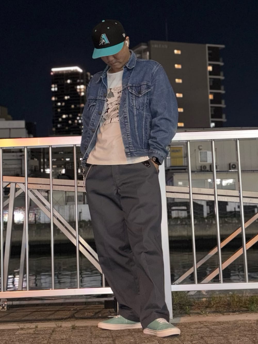 ブルー系のデニムジャケット、ホワイト系のTシャツ/カットソー、グレー系のチノパンツを着用したメンズの春コーディネートの2枚目の写真