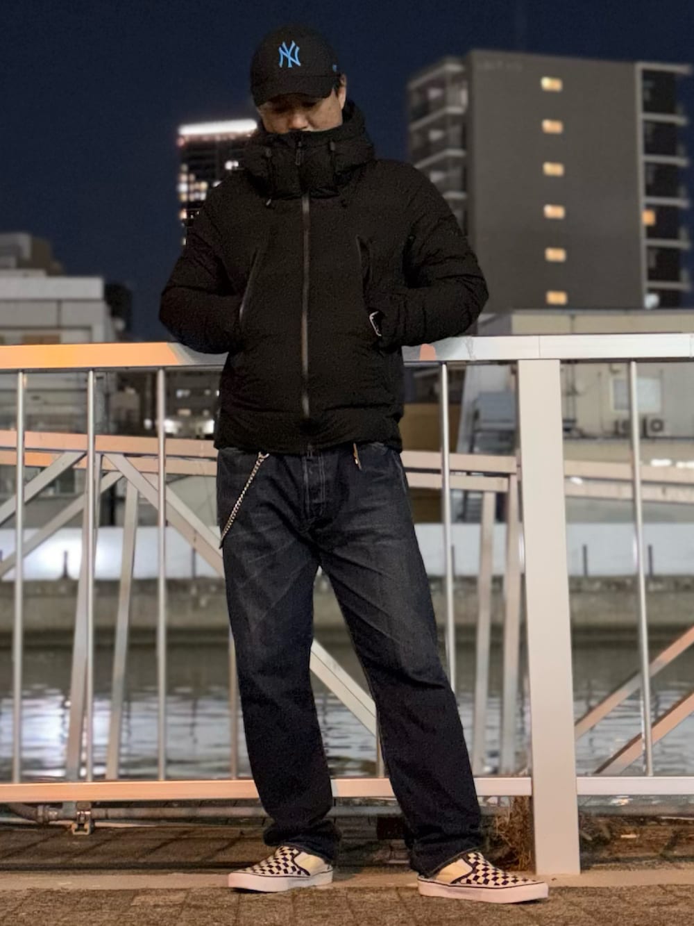 ブラック系のダウンジャケット/コート、その他のスニーカー、グレー系のスウェットを着用したメンズの冬コーディネートの2枚目の写真