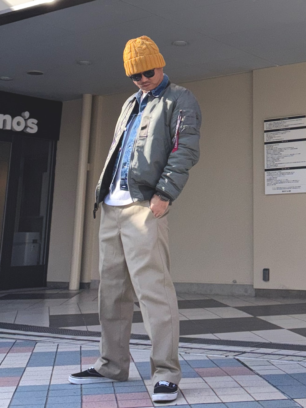 その他のMA-1、ブルー系のデニムジャケット、ベージュ系のチノパンツを着用したメンズの冬コーディネートの2枚目の写真