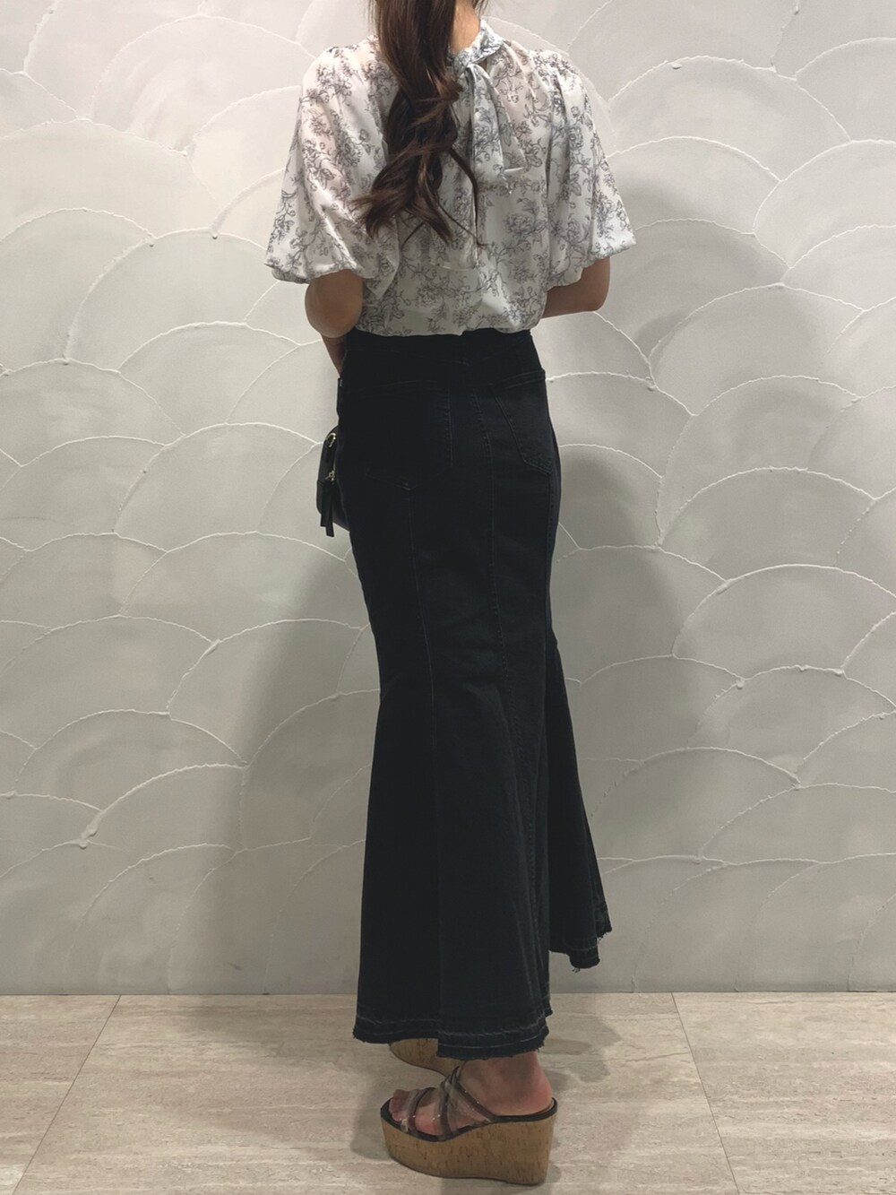 ブラック系のボストンバッグ、ブラック系のデニムスカート、グレー系のシャツ/ブラウスを着用したレディースの夏コーディネートの4枚目の写真