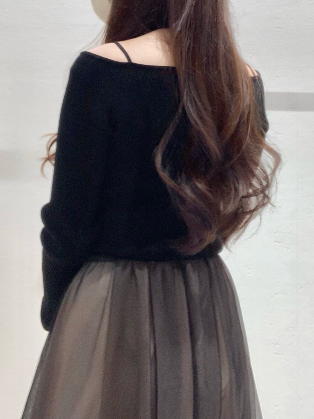 ブラック系のワンピース、ホワイト系のショルダーバッグ、ホワイト系のその他アウターを着用したレディースの秋コーディネートの5枚目の写真