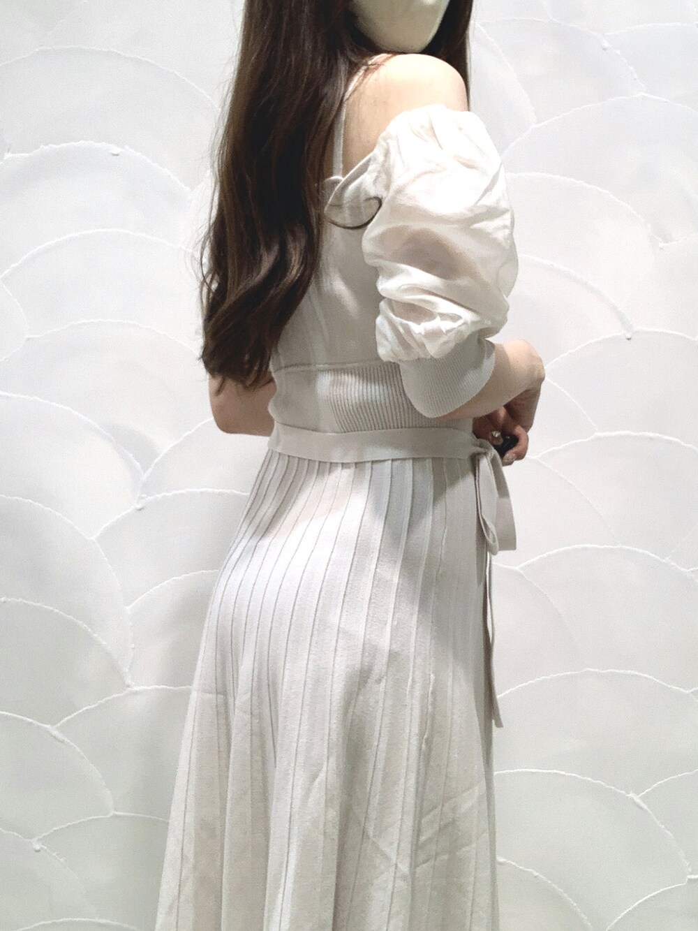 ブラック系のハンドバッグ、ホワイト系のワンピースを着用したレディースの夏コーディネートの6枚目の写真