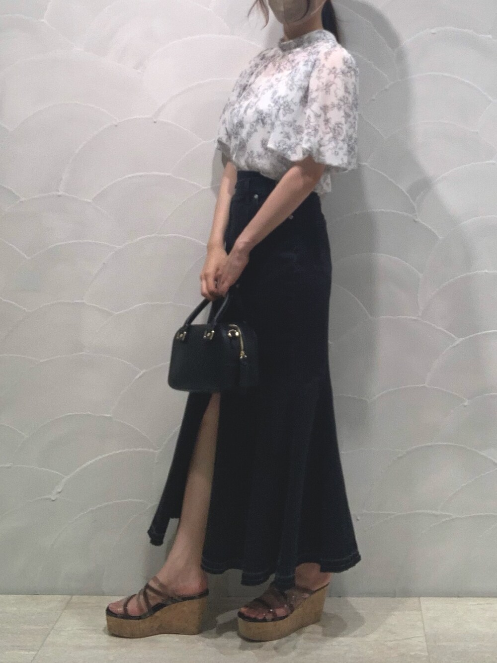 ブラック系のボストンバッグ、ブラック系のデニムスカート、グレー系のシャツ/ブラウスを着用したレディースの夏コーディネートの3枚目の写真